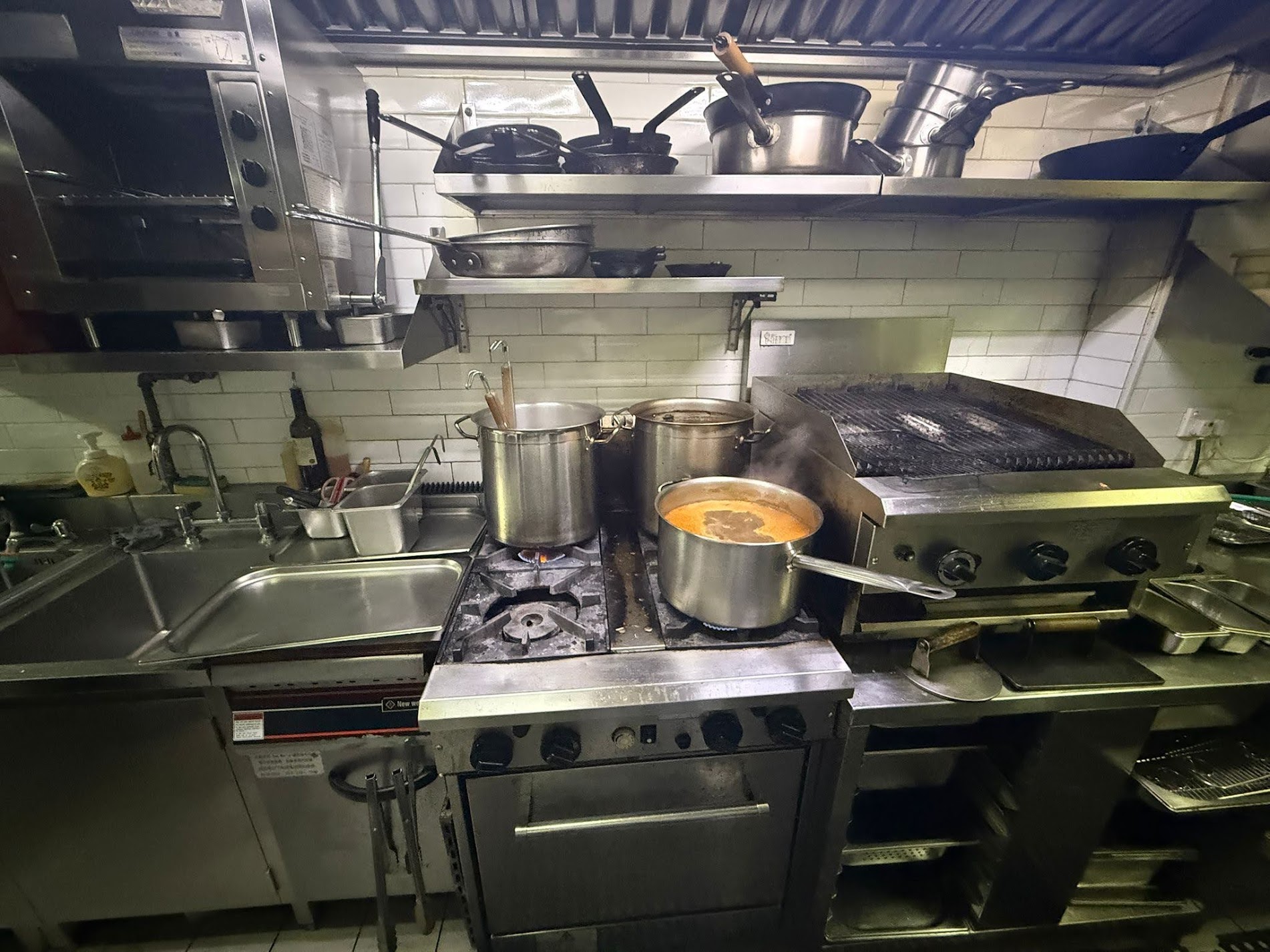 中環段段有人流有利位置地理位置優越罕見放盤具普通食肆牌照、酒牌裝修簡約生財工具齊備即頂即做客源充足西餐廳資產轉讓 · 2