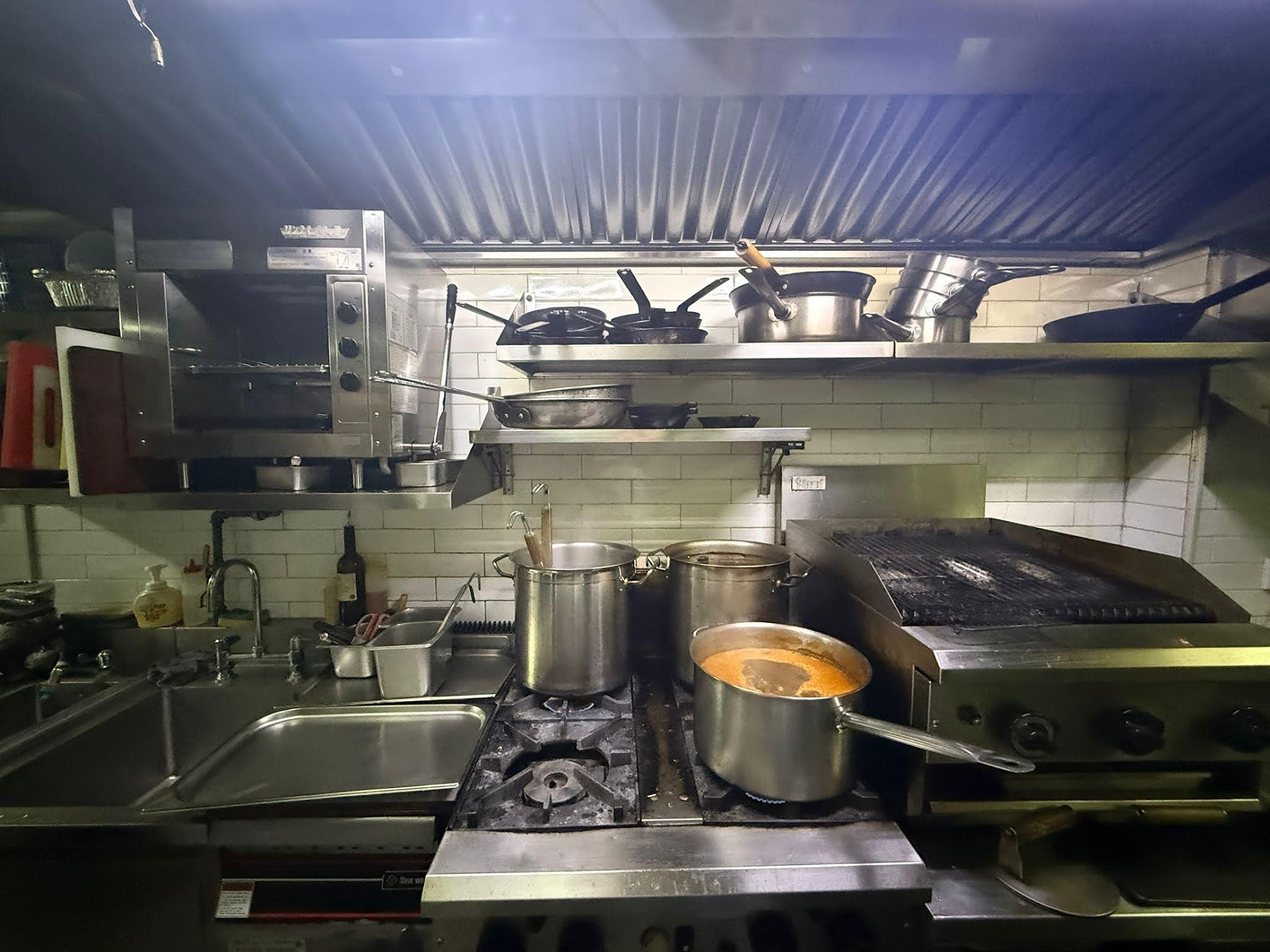 中環段段有人流有利位置地理位置優越罕見放盤具普通食肆牌照、酒牌裝修簡約生財工具齊備即頂即做客源充足西餐廳資產轉讓 · 3