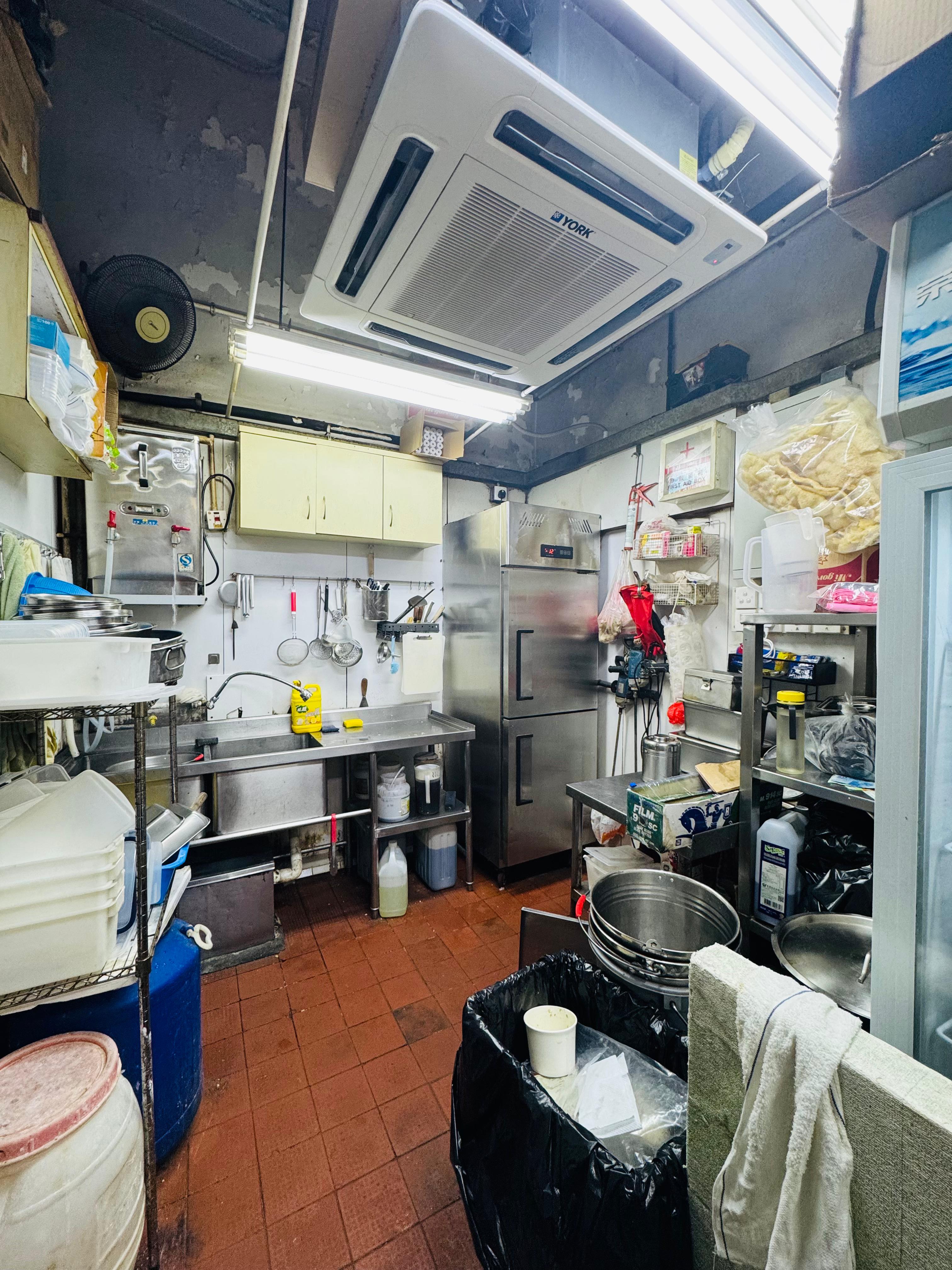 旺角鄰近小巴站人流充足設備齊全即頂即做外賣店資產轉讓 · 2
