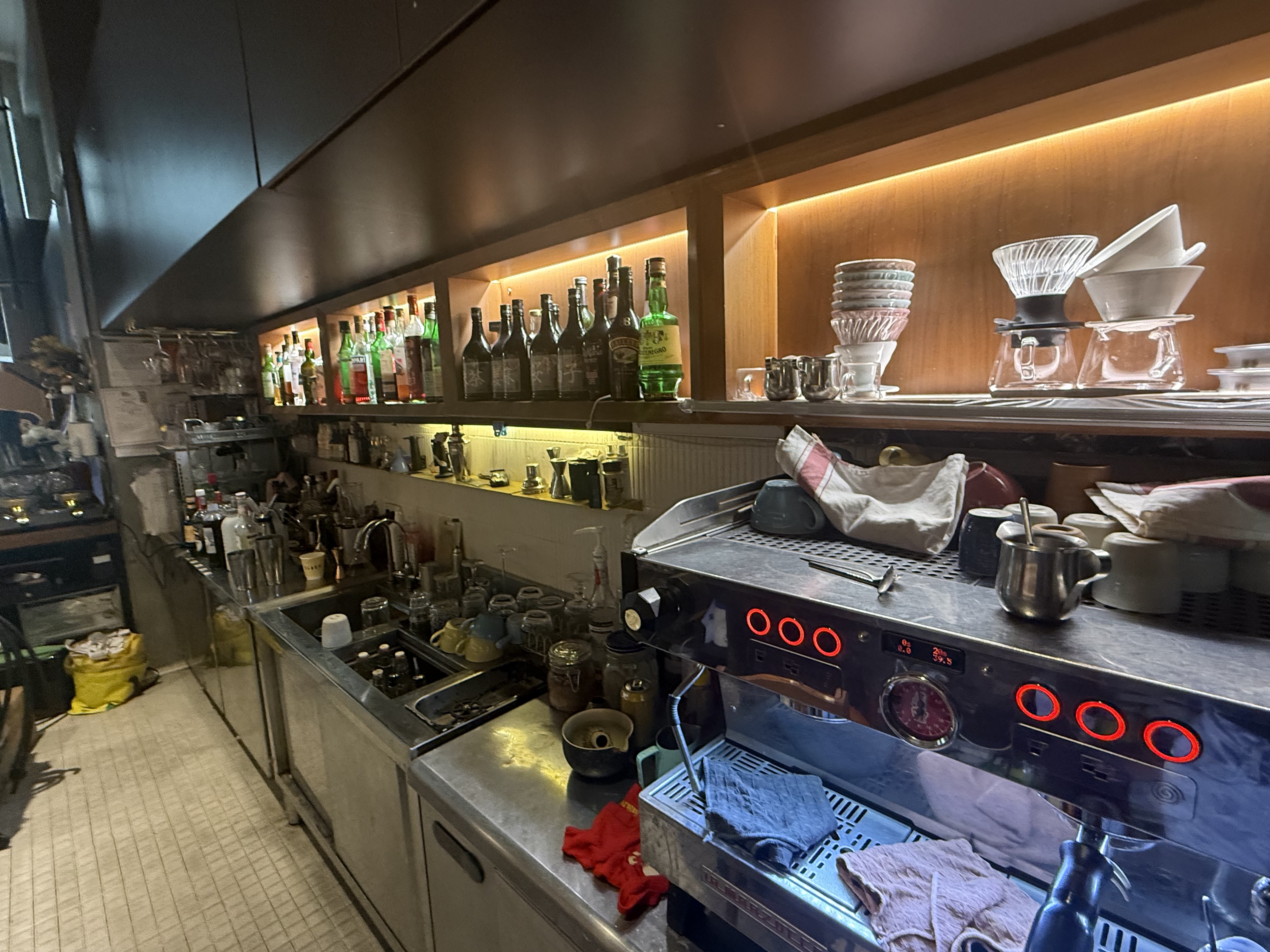 深水埗持小食牌酒牌成立6年近港鐵站賣價合理地方寬敞具空間感連IG轉讓可教授經驗Café生意 · 3