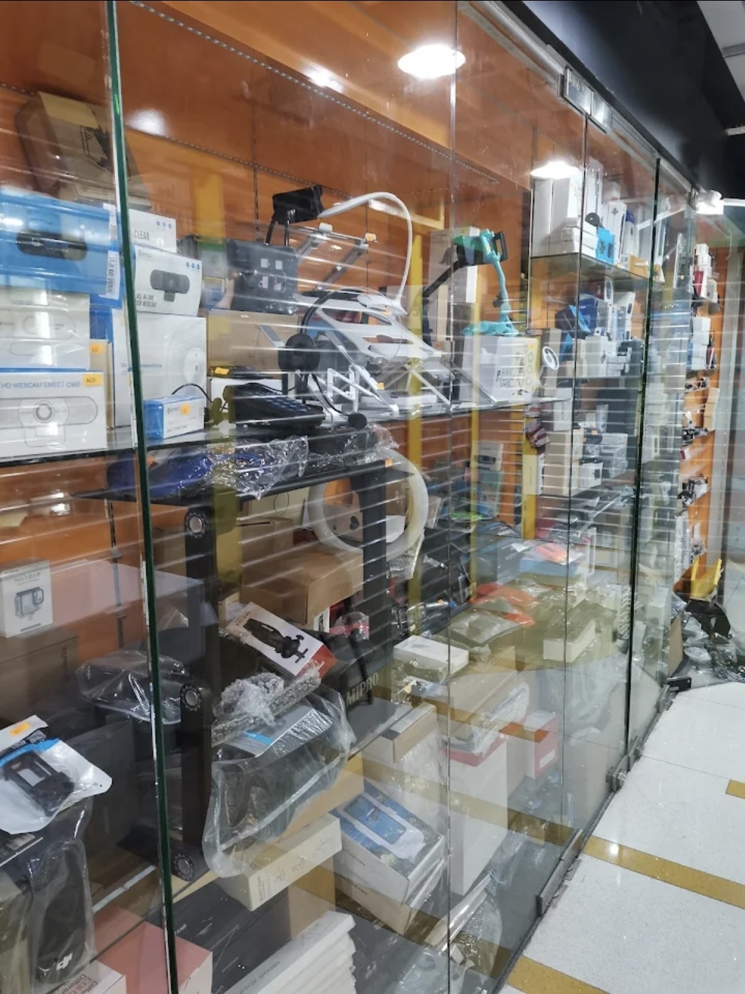 深水埗約4個月回本連存貨約$600,000位於商場舖電子產品店資產頂讓 · 2