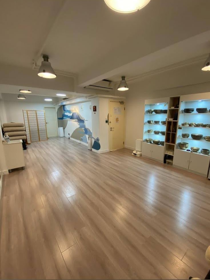 上環連存貨約$75,000約300呎位於商業大廈Yoga瑜珈中心教室健身中心生意轉讓 · 2