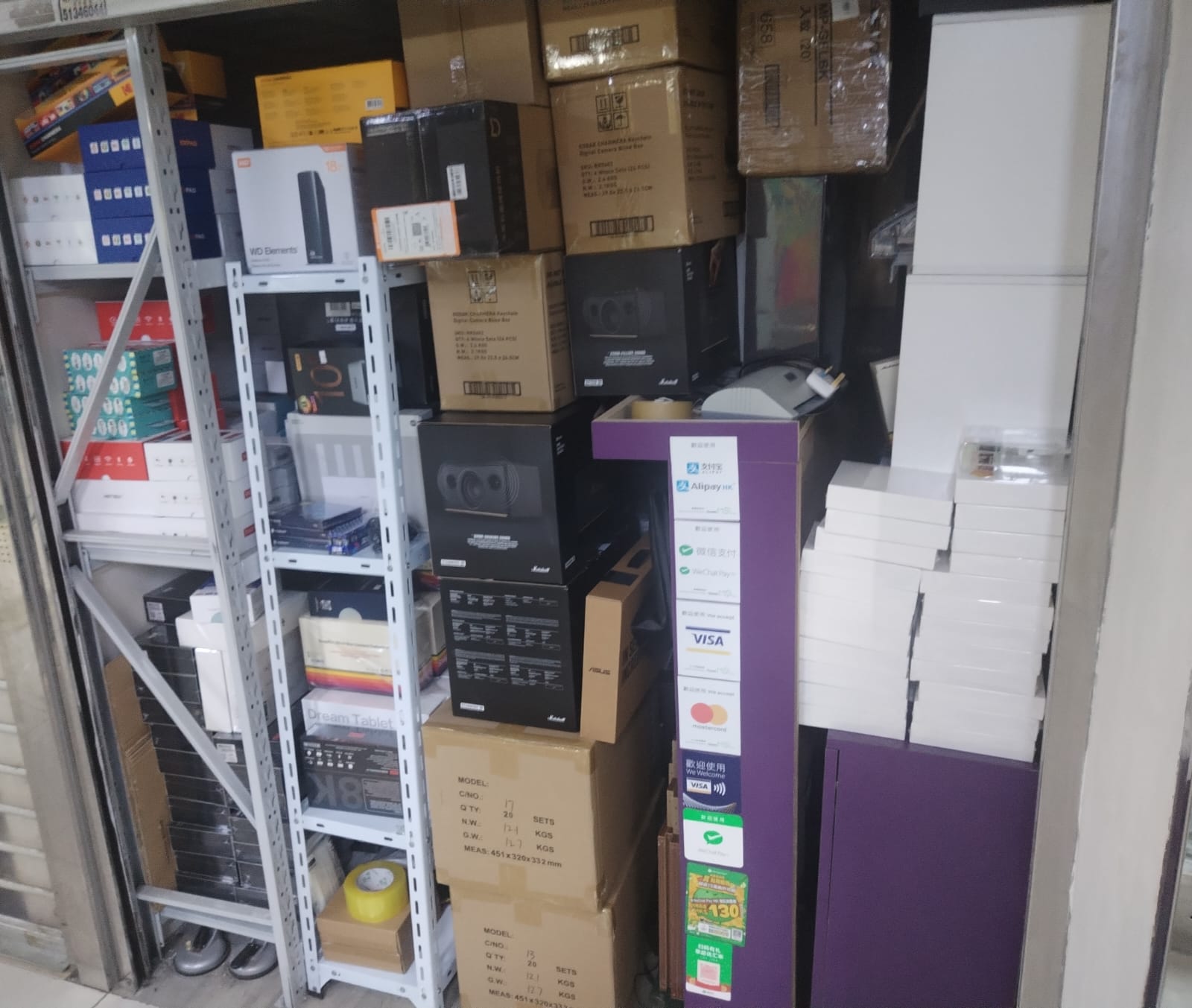 元朗另計存貨約$50萬約165呎口碑極佳貨品齊全平租之選備入貨渠道電子用品周邊產品店生意轉讓 · 2